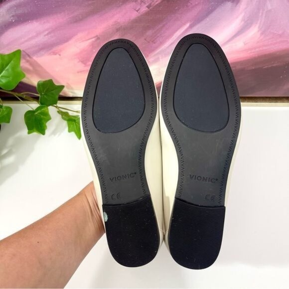 Vionic Charlotte Chain Detail Loafer in Off White Leather Size 6 - Picture 10 of 12